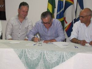 Manoel Vilmar no momento da assinatura do convênio