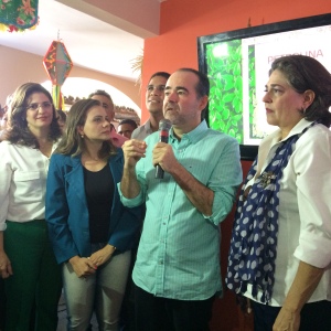 Julio com as filhas de Osvaldo, Ana Amélia e Patricia Coelho, no lançamento do São João do Vale 2016